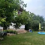 Hannah - Relax Dom Pod Orechom I4 *