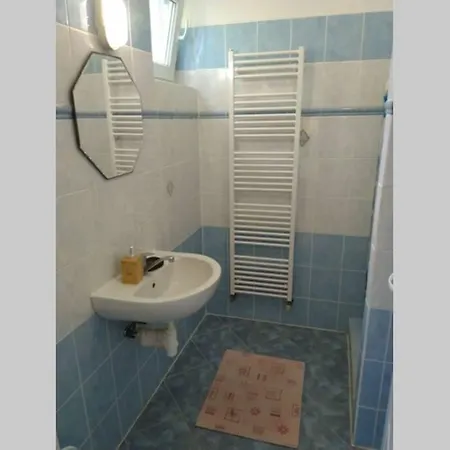 Hannah - Relax Dom Pod Orechom I4 *