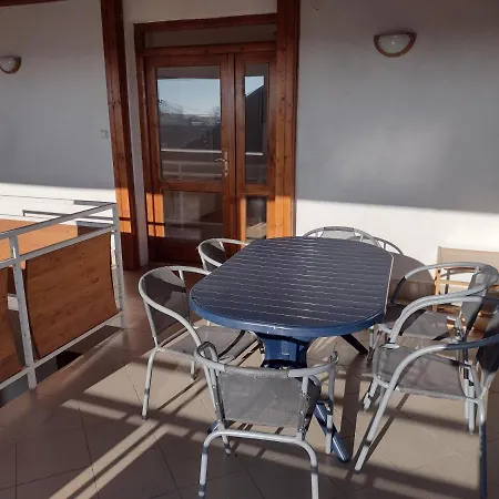 Hannah - Relax Dom Pod Orechom I4 *